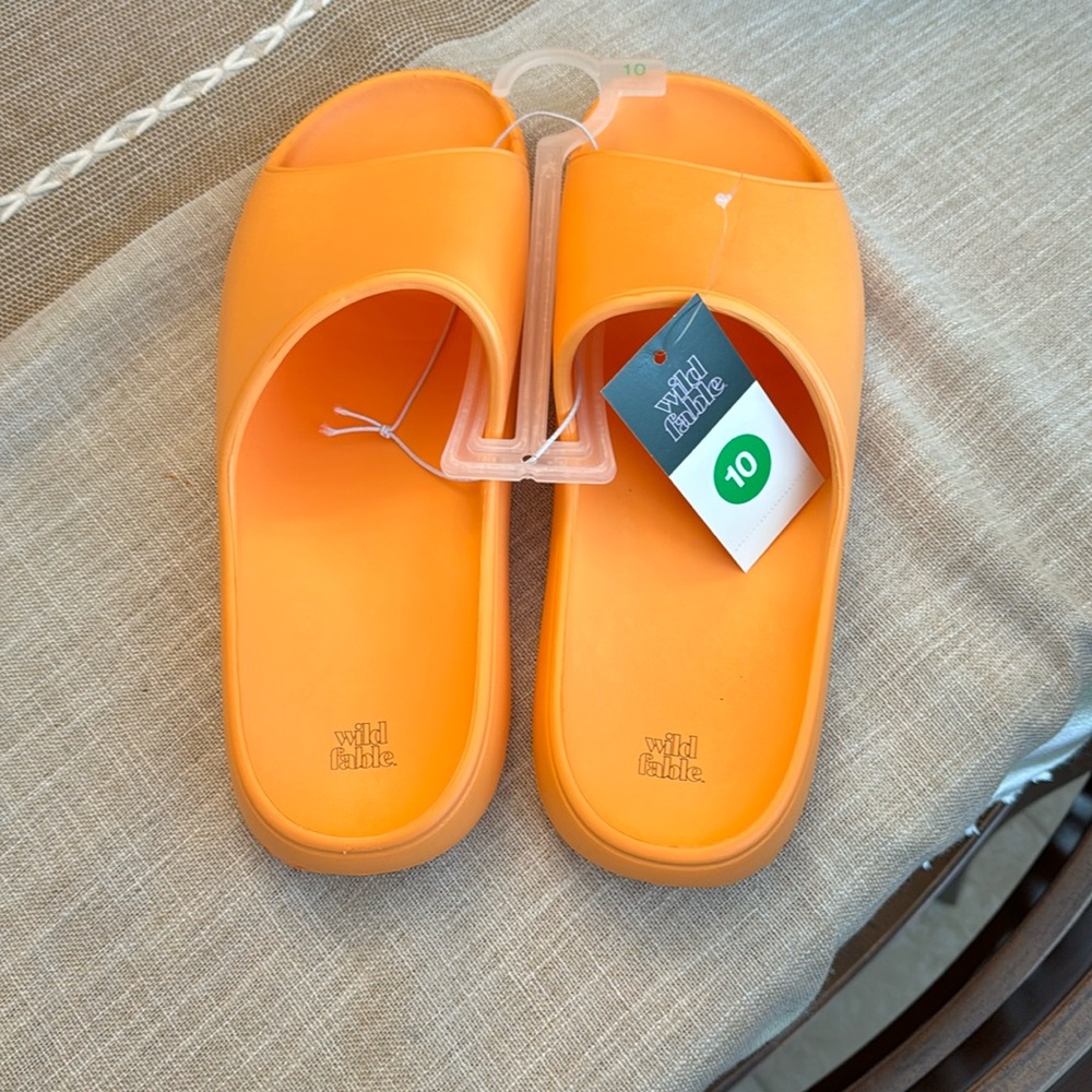 NWT Women’s size 10 slides